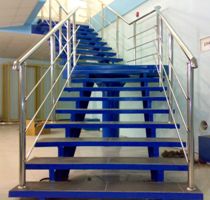 Лестница на второй этаж с площадкой и перилами (артикул-МЛ17)