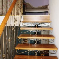 Лестница прямая на второй этаж, с коваными перилами и каркасом (артикул-МЛ21)