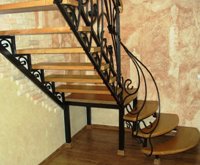 Лестница Г-образная на второй этаж, с площадкой и коваными перилами (артикул-МЛ24)