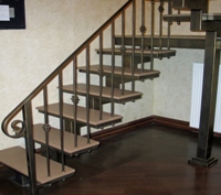 Лестница П-образная на второй этаж, с площадкой и перилами (артикул-МЛ15)