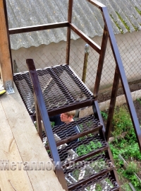 Лестница уличная прямая с площадкой и перилами (артикул-МЛУ01)