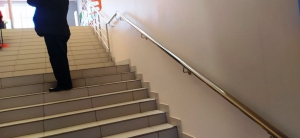 УСТАНОВКА ПЕРИЛ ИЗ НЕРЖАВЕЮЩЕЙ СТАЛИ В МАГАЗИНЕ ДНС Г.ВАЛДАЙ.