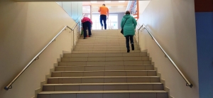 УСТАНОВКА ПЕРИЛ ИЗ НЕРЖАВЕЮЩЕЙ СТАЛИ В МАГАЗИНЕ ДНС Г.ВАЛДАЙ.