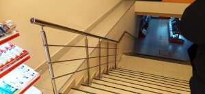 УСТАНОВКА ПЕРИЛ ИЗ НЕРЖАВЕЮЩЕЙ СТАЛИ В МАГАЗИНЕ ДНС Г.ВАЛДАЙ.