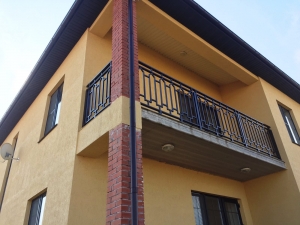 УСТАНОВКА ПЕРИЛ НА БАЛКОН, ИЗГОТОВЛЕННЫХ ПО ЭСКИЗУ ЗАКАЗЧИКА В П.НАНИНО