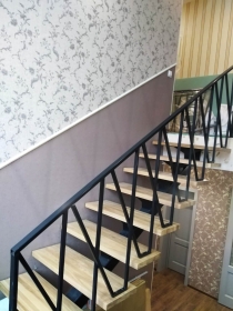 ЛЕСТНИЦА НА МОНОКОСОУРЕ С РАЗВОРОТНОЙ ПЛОЩАДКОЙ