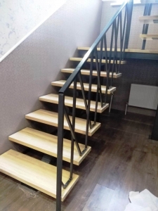 ЛЕСТНИЦА НА МОНОКОСОУРЕ С РАЗВОРОТНОЙ ПЛОЩАДКОЙ