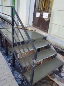 Установка крыльца на ул. Газон 3/1, магазин ПАРАДИЗ.