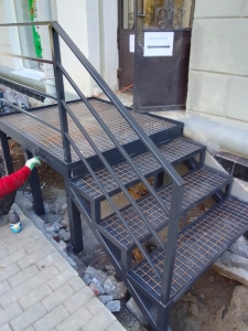 Установка крыльца на ул. Газон 3/1, магазин ПАРАДИЗ.