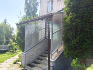 Установка козырька, с водосточной системой. Зашивка боков крыльца поликарбонатом.  ул. Народная, д.2