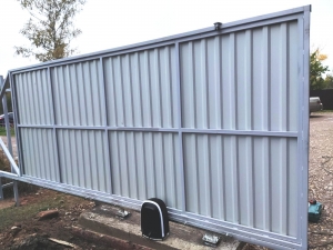 Установка забора и откатных ворот, с автоматикой в п. Крестцы.