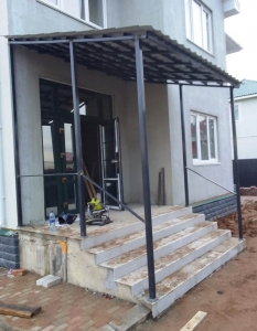 Установка односкатного козырька в п. Волховец 