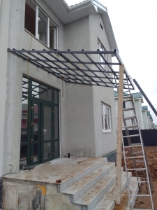 Установка односкатного козырька в п. Волховец 