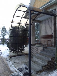 Установка необычного навеса, изготовленного по эскизу заказчика в д. Сельцо