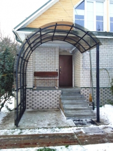 Установка необычного навеса, изготовленного по эскизу заказчика в д. Сельцо