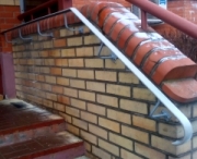 Поручень одинарный настенный (артикул-ПОМ05)