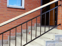 Металлические ограждения с деревянным поручнем