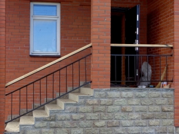 Перила металлические с деревянным поручнем