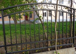 Забор металлический с элементами ковки