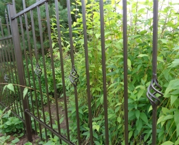 Забор металлический с элементами ковки