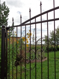 Ворота металлические с пиками и элементами ковки