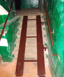 Пандус откидной с поручнями