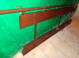 Пандус откидной с креплением к стене