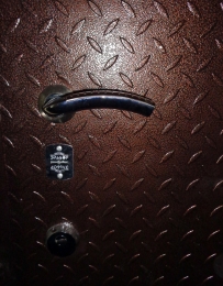 Ручка и замок двери металлической