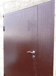 Дверь металлическая двустворчатая с замком и ручкой