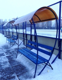 Скамьи для катка с навесами из поликарбоната
