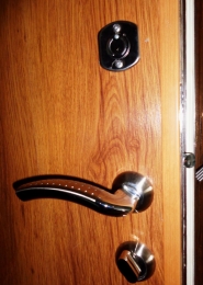 Дверь металлическая с ламинатом, замок, защелка и ручка