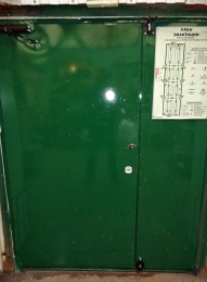 Двустворчатые металлические двери, вид изнутри