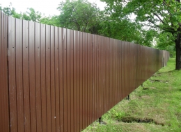 Забор из профлиста на металлическом каркасе (п. Тесово-Нетыльский)