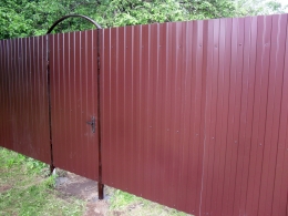 Забор, ворота и калитка из профлиста на металлическом каркасе