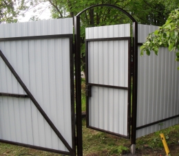 Калитка из профлиста на металлическом каркасе, с замком