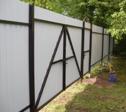 Ворота и калитка из профлиста на металлическом каркасе, с засовом