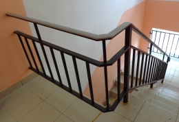 Ограждение площадки подъезда из металла