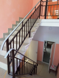 Перила металлические в подъезде