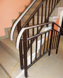 Перила металлические в подъезде с закругленными окончаниями