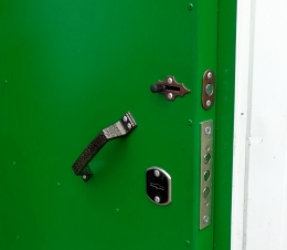 Врезная защелка на двери металлической