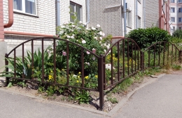 Ограждение клумбы металлическое, столбики с шарами