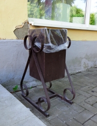 Урна уличная опрокидывающаяся на фигурных опорах.