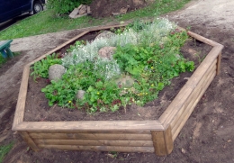 Клумба (металлический каркас, покрытие блок-хаус)