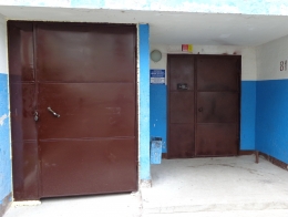 Дверь из частей метал. листа двустворчатая