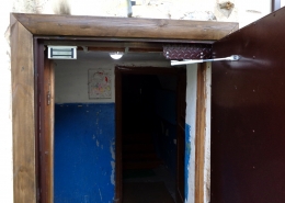 Дверь металлическая, снаружи блок-хаус, с домофоном