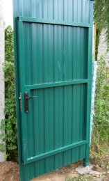 Калитка из профнастила на металлическом каркасе, с замком