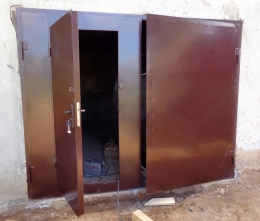 Ворота гаражные распашные с дверью в створке