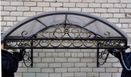 Козырек с индивидуальным кованным декором, поликарбонат