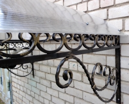 Козырек входной с ковкой, дугообразный