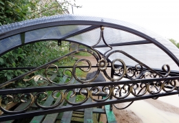 Кованный декор козырька по индивидуальному заказу